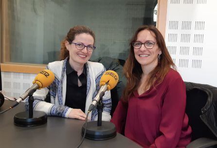 Mércedes de Cáceres y Cruz Blanco, fisioterapeutas y responsables de este programa de ejercicio físico.