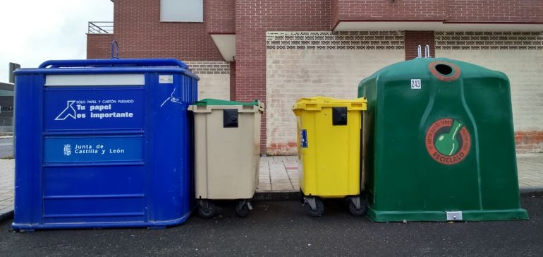 Contenedores de basura en una calle de Ávila