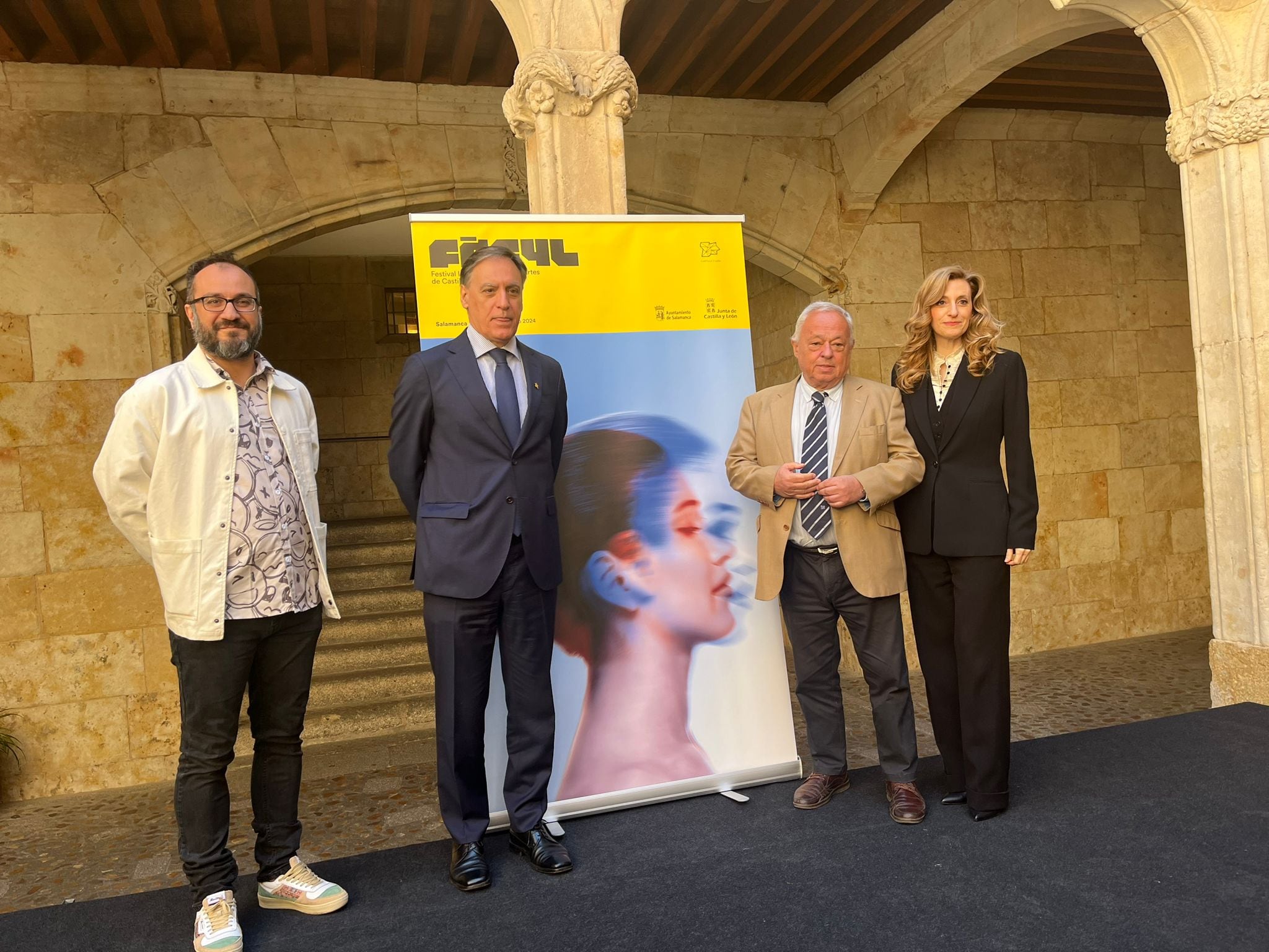 El consejero de Cultura, Turismo y Deporte, Gonzalo Santonja, acompañado del alcalde de Salamanca, Carlos García Carbayo, el coordinador artístico del festival, Rodrigo Tamariz, y la directora de políticas culturales, Mar Sancho