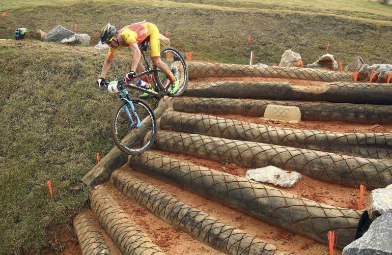 Carlos Coloma bajando los troncos de una curva muy difícil