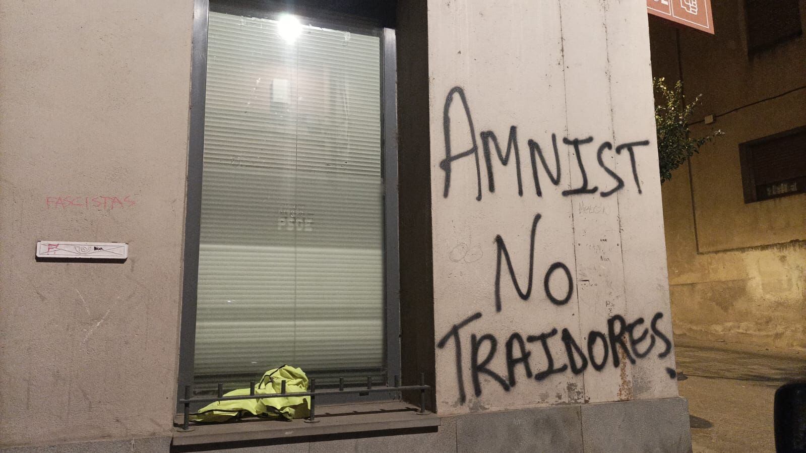 Pintadas en la sede del PSOE en Monzón