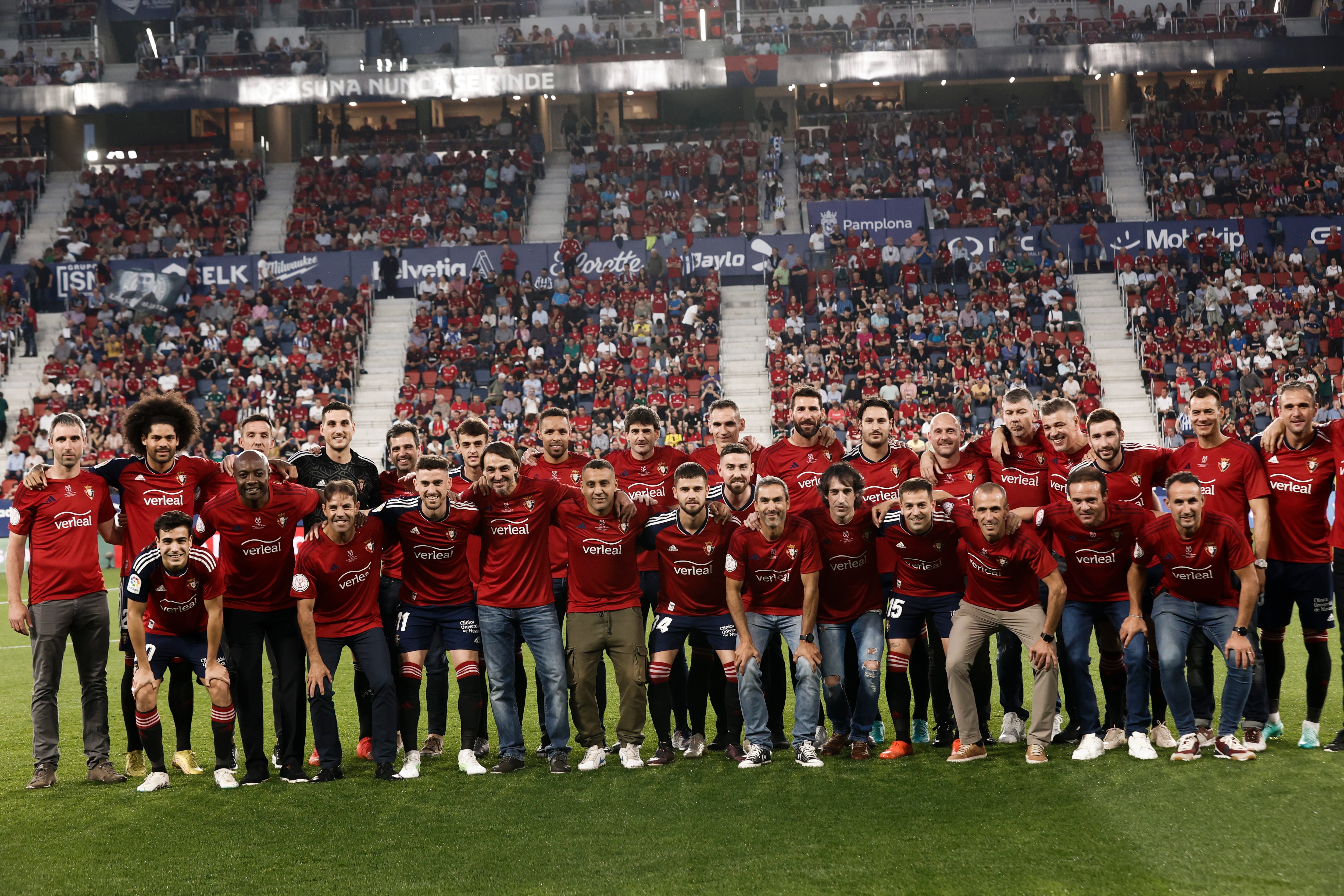 Los jugadores del Osasuna participan en un homenaje a la plantilla de la final de Copa 2005 este viernes, durante un partido de LaLiga, entre el Osasuna y la Real Sociedad, en el estadio El Sadar