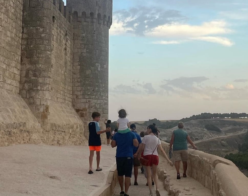 Algunos turistas durante su visita al Castillo de Peñafiel