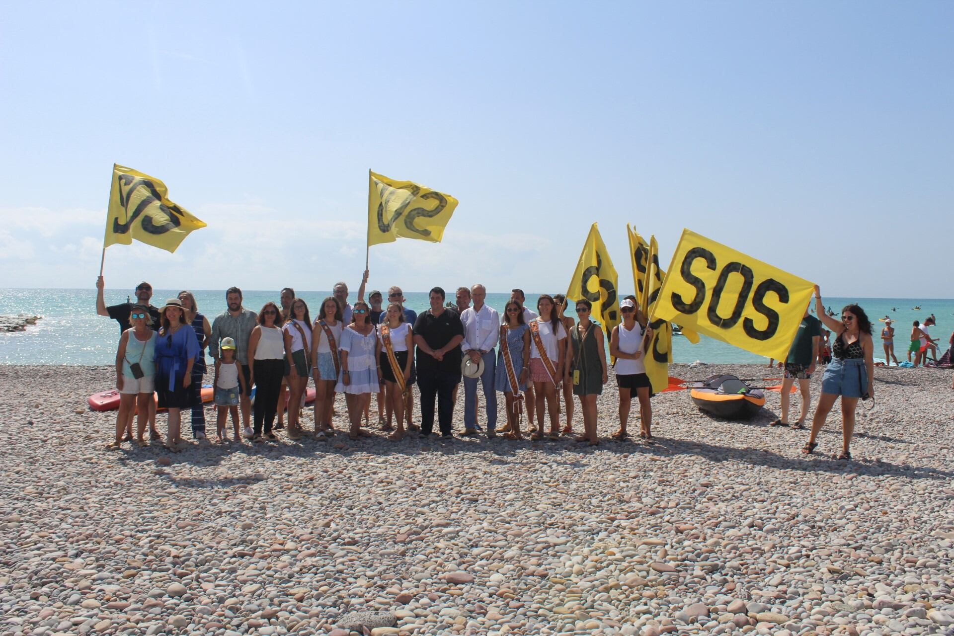 Protesta este martes en la playa de Nules contra la regeneración de la costa.