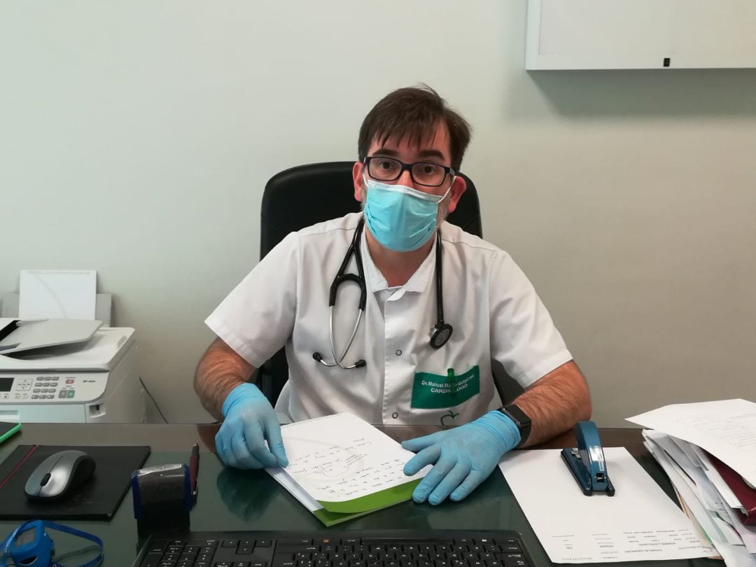 Manuel Rayo en su clínica