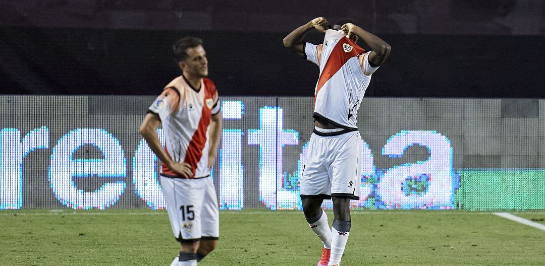 Dos jugadores del Rayo se lamentan durante un partido