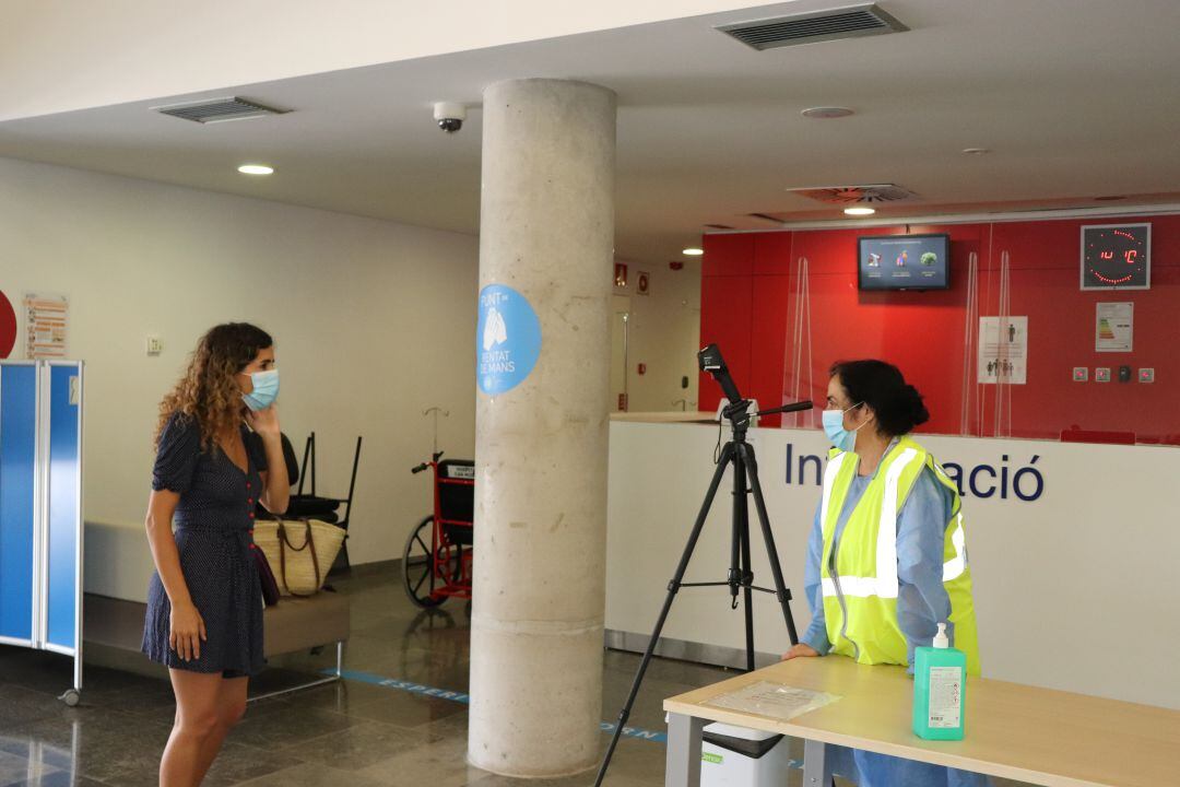 Toma de temperatura en el Hospital Can Misses