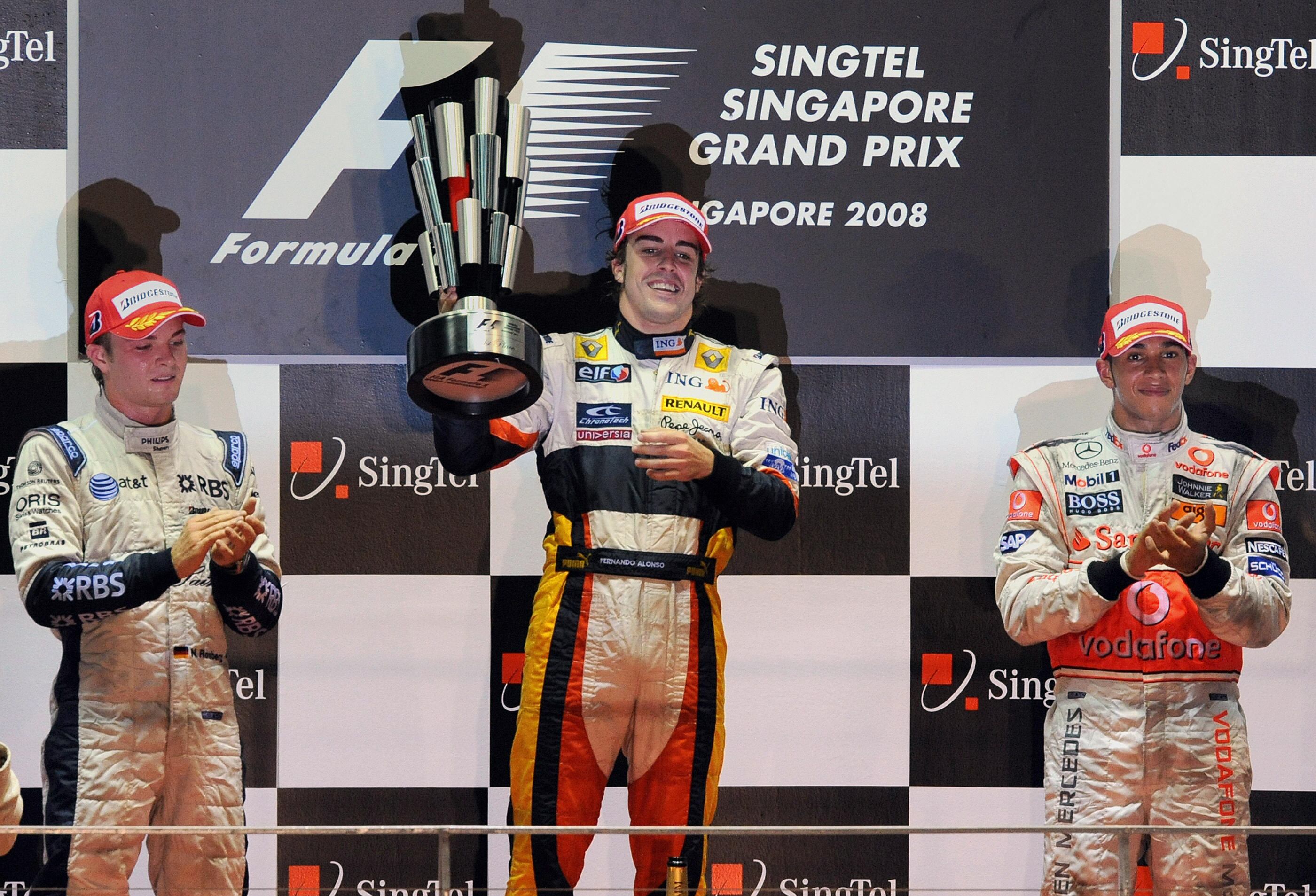 Fernando Alonso celebra su victoria en el GP de Singapur.