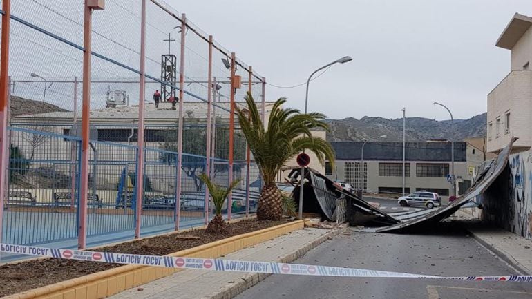 El revestimiento de la Iglesia San José Obrero de Elda se ha desprendido y ha terminado en la calzada