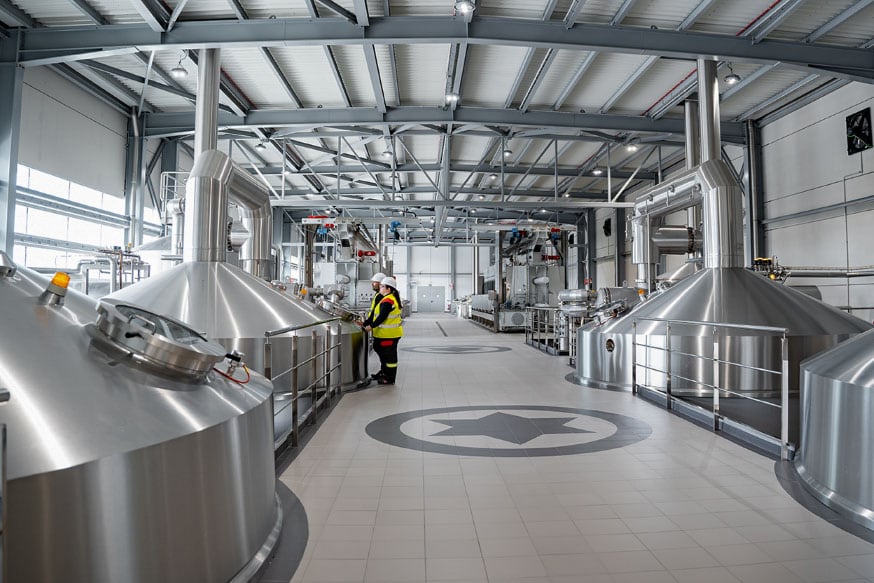 A CORUÑA, 15/07/2025.- La nueva fábrica de Estrella Galicia, en Morás (Arteixo), está produciendo unos 75 millones de litros al año, aunque tiene capacidad para 400 y su objetivo es llegar a los 900, y envasa unas 72.000 botellas en una hora. EFE/Cabalar