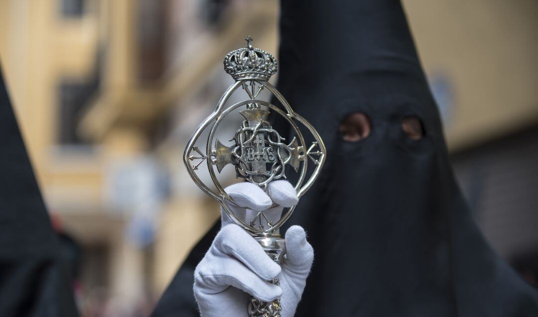 Un penitente durante una procesión de Semana Santa.