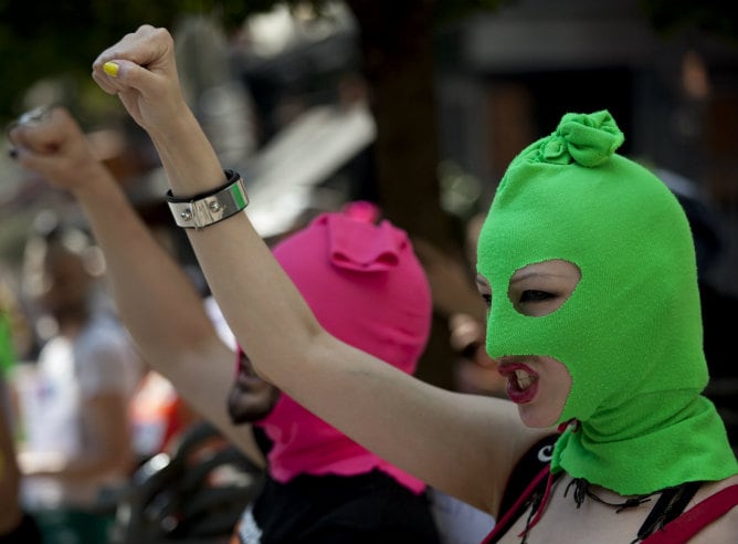 Activistas muestran su apoyo al grupo ruso &quot;Pussy Riot&quot; durante una protesta frente a la embajada rusa en Londres. EFE/KarelPrinsloo