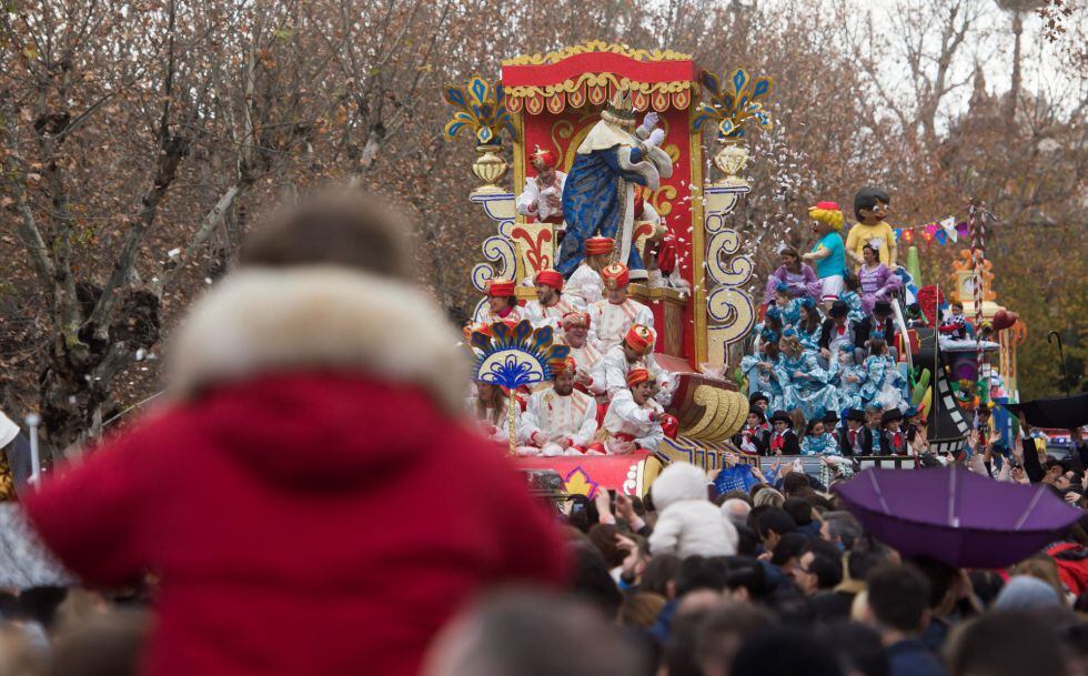 Miles de niños reciben a los Reyes Magos que recorren el 5 de enero las calles de Sevilla.