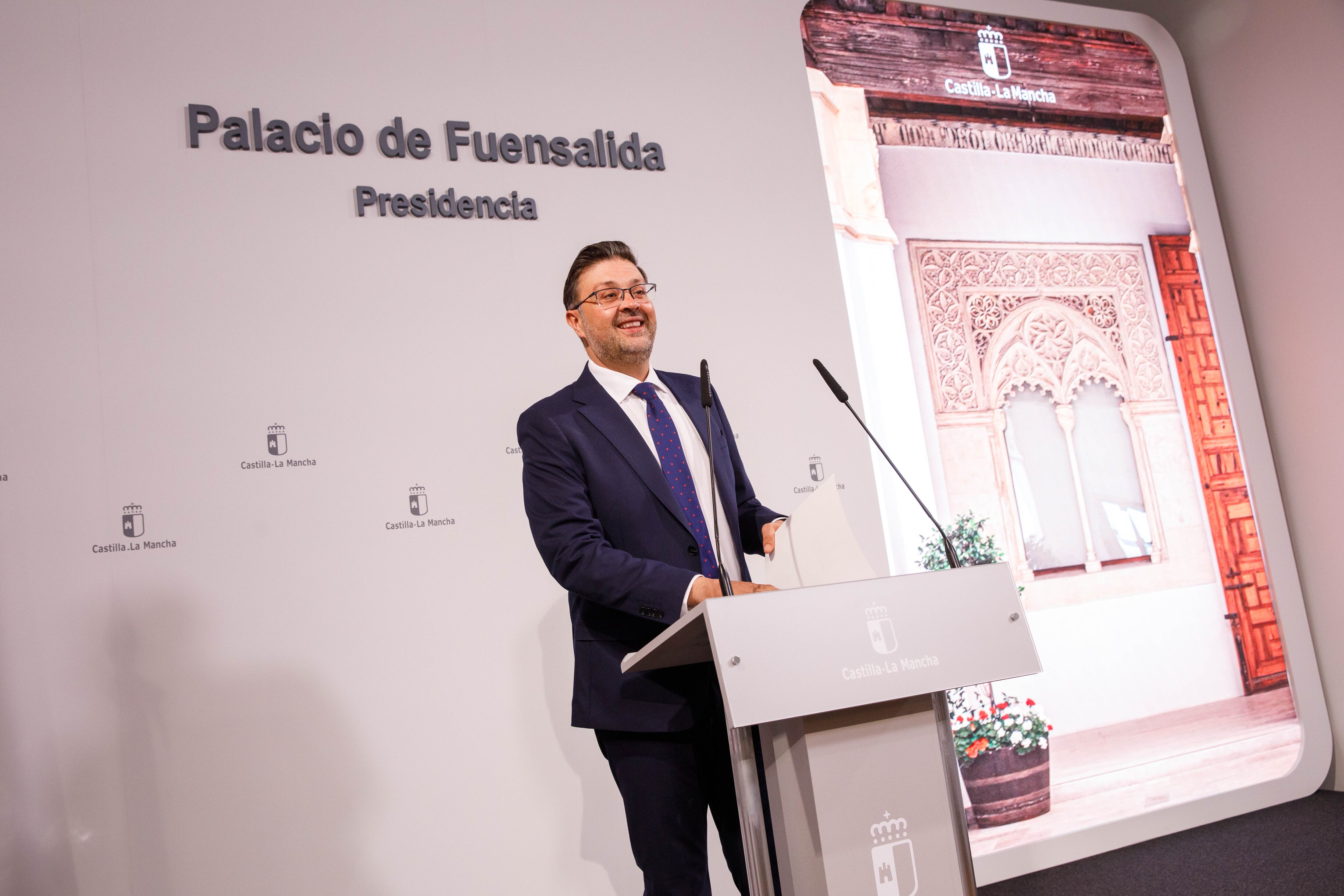 El consejero de Educación, Cultura y Deportes, Amador Pastor, informa en rueda de prensa, de los asuntos del Consejo de Gobierno relacionados con su departamento.