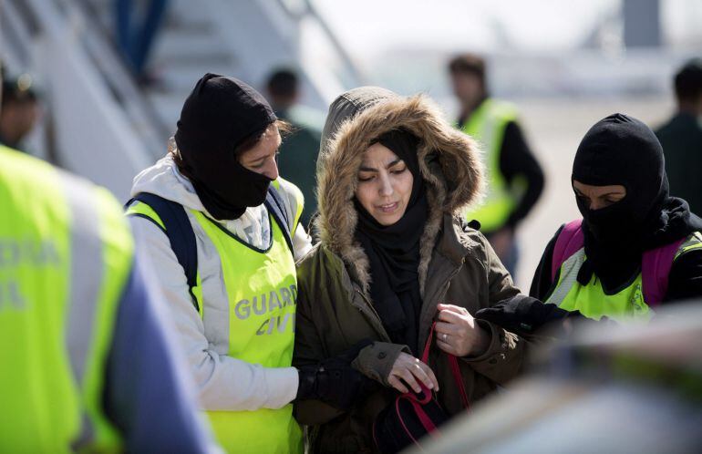 Fotografía facilitada por la Guardia Civil de la detención en el aeropuerto de Barcelona, de una mujer marroquí residente en España, S.Y., que pretendía viajar a Siria para unirse al Estado Islámico o Daesh. 