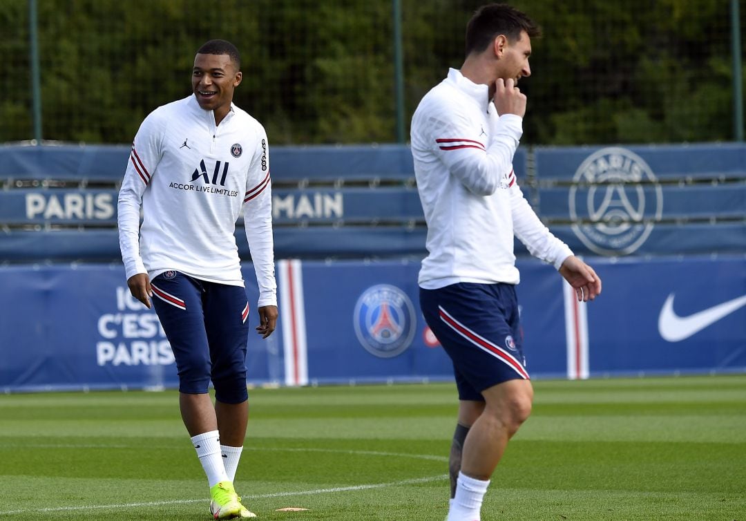 Mbappé feliz en el entrenamiento del PSG