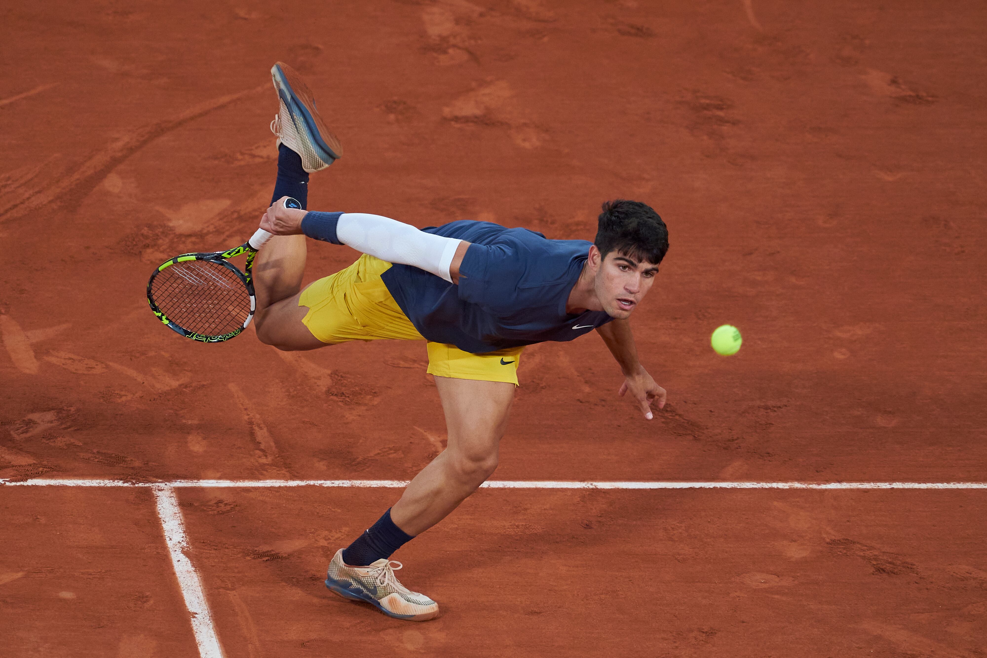 Carlos Alcaraz, durante un saque en su partido ante Tsitsipas