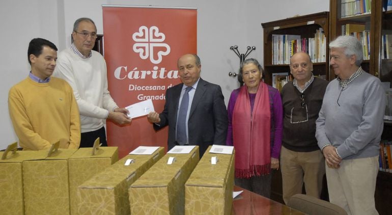 El alcalde de Granada, como presidente de EMASAGRA, entrega una ayuda social a Cáritas Granada