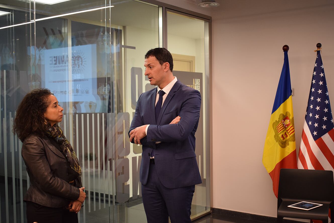 El ministre d'Economia en funcions, Jordi Gallardo, amb l'ambaixadora dels EEUU a Espanya i Andorra, Julissa Reynoso