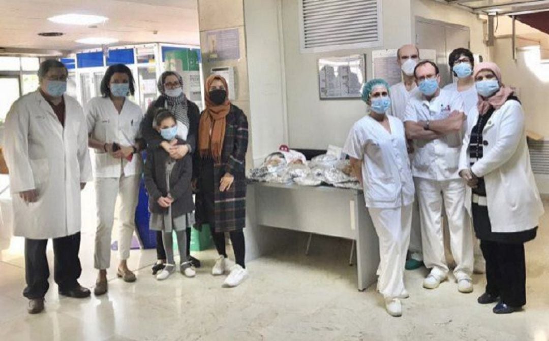 Personal del Hospital Santa Bárbara posa junto a algunos de los dulces donados por estas familias musulmanas