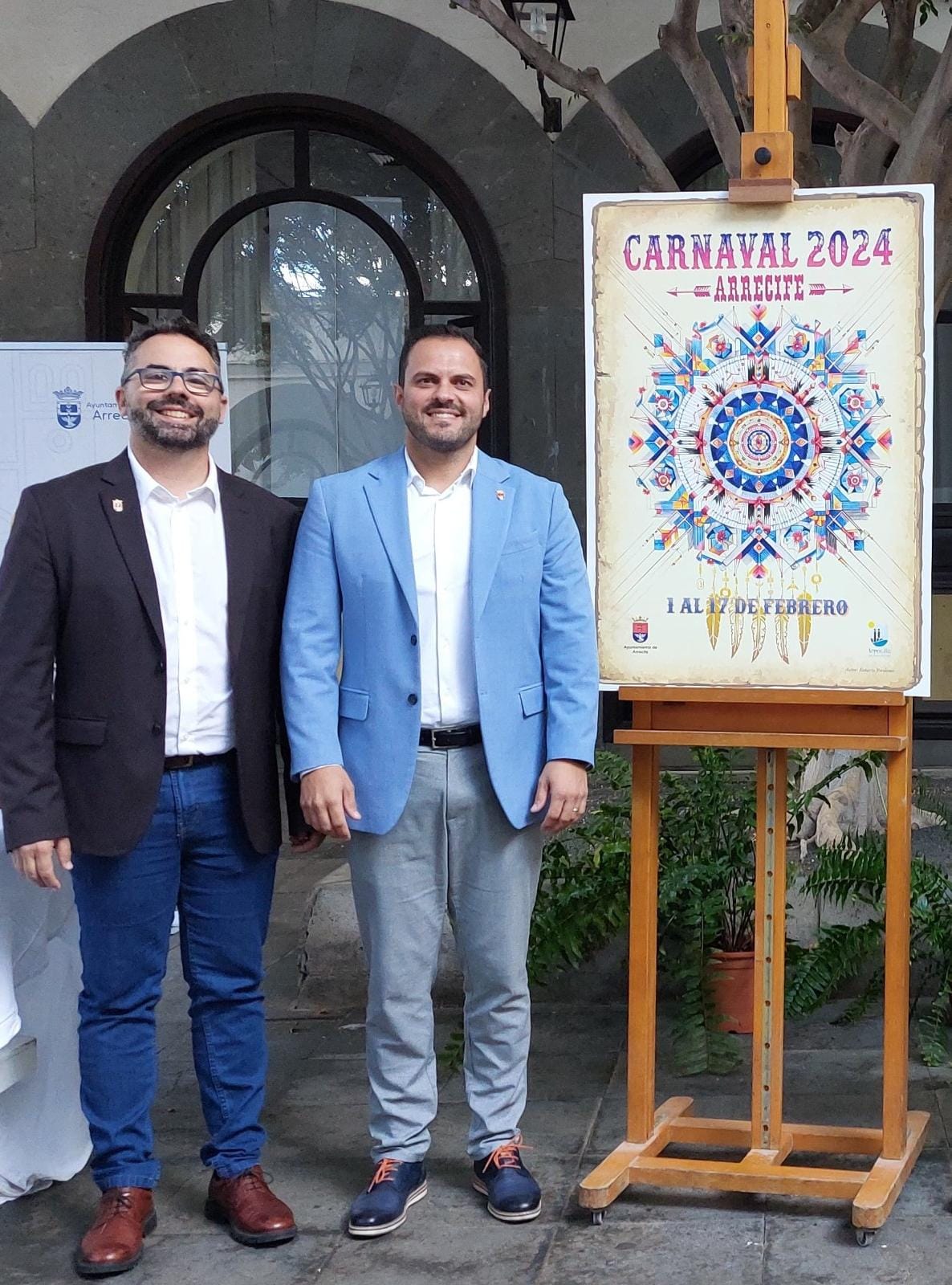 Echedey Eugenio, concejal de Festejos de Arrecife, junto a Yonathan de León, alcalde de la capital de Lanzarote.