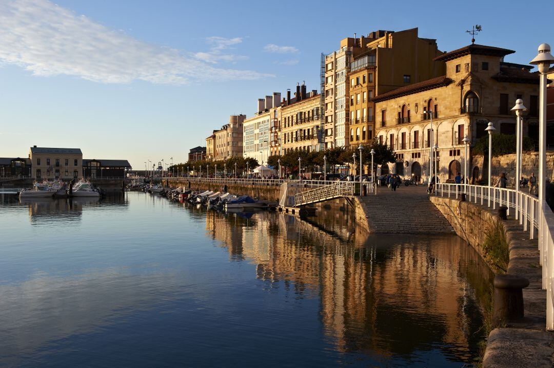 Puerto Deportivo de Gijón al atardecer.