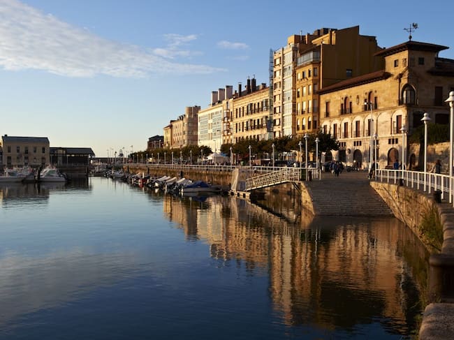 Puerto Deportivo de Gijón al atardecer.