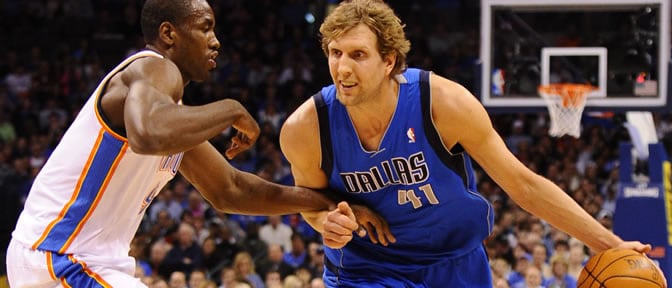 Ibaka defiende a Dirk Nowitzski