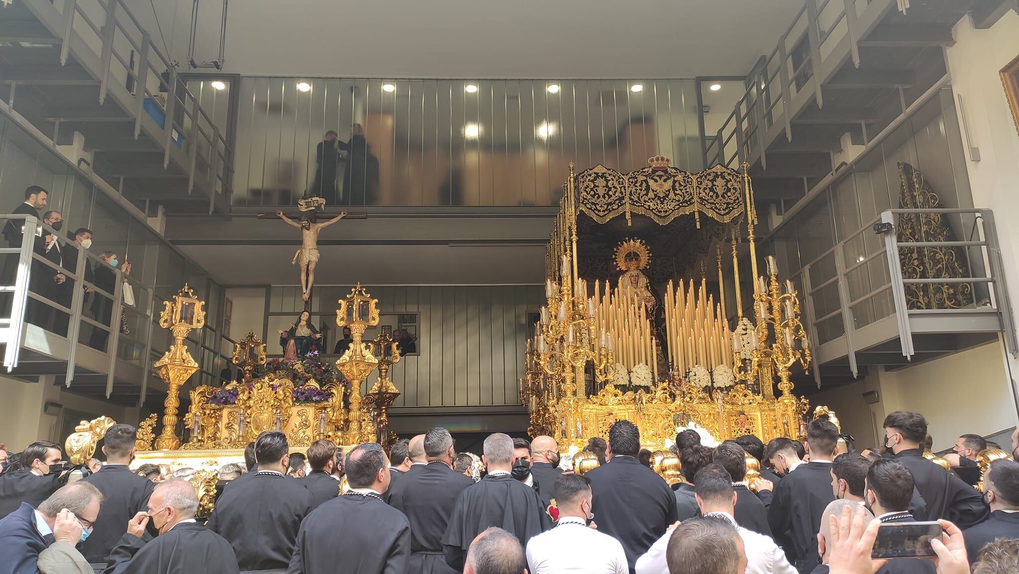 Los titulares de la Cofradía del Amor y la Caridad en su salón de tronos