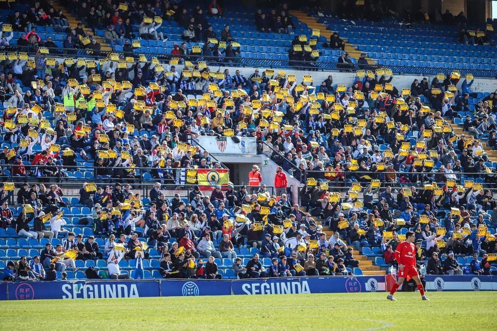 Aficionados del Hércules en el Rico Perez con carteles "Enrique vete ya"