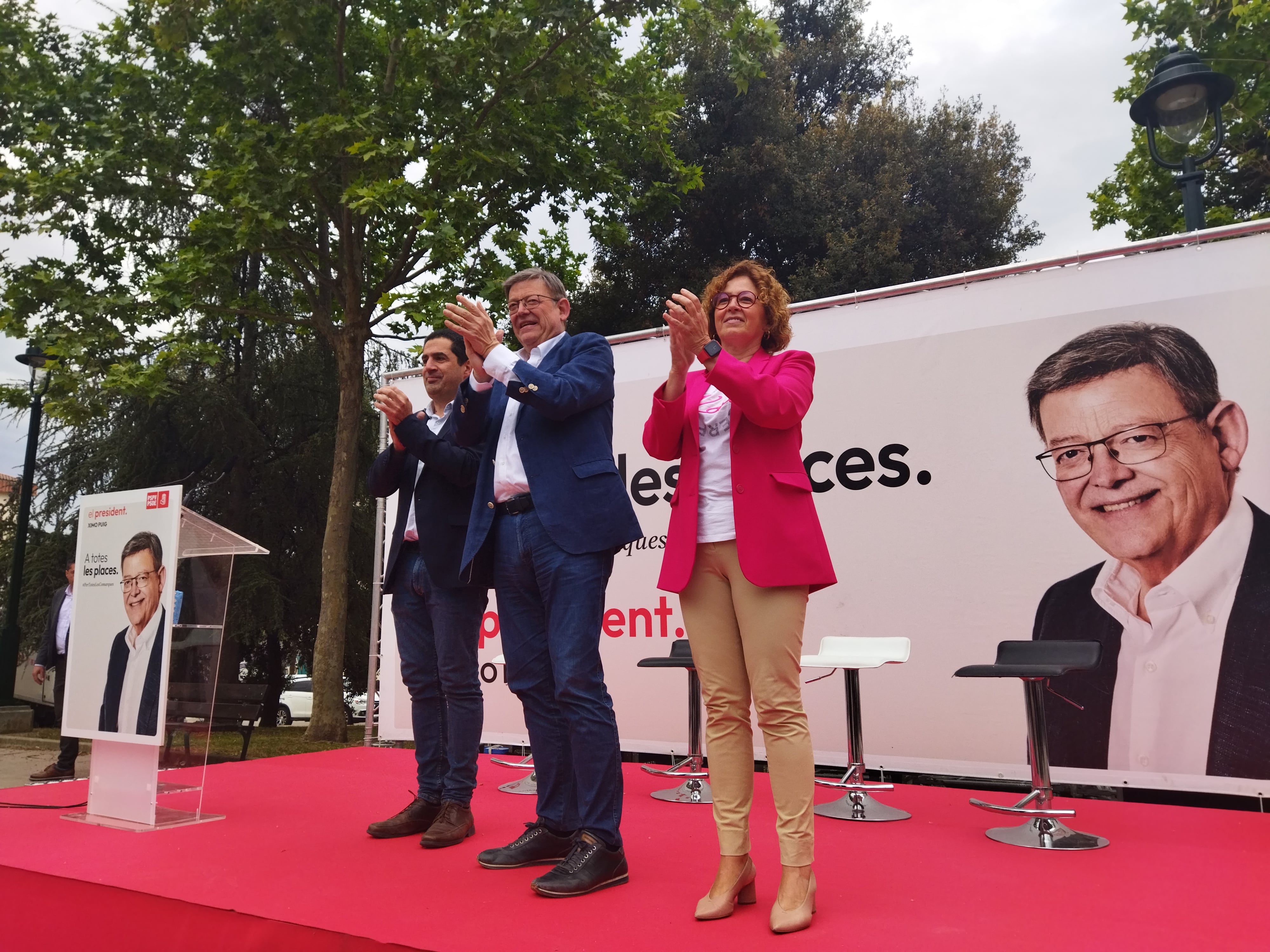 Toni Francés, candidato del PSOE a la Alcaldía de Alcoy; el candidato del PSPV-PSOE a la Generalitat Ximo Puig, y Josefina Bueno, número 1 por Alicante de la lista de los socialistas a Les Corts, en el acto celebrado en Alcoy.