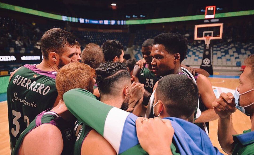 Los jugadores del Unicaja se abrazan después de un partido de esta temporada