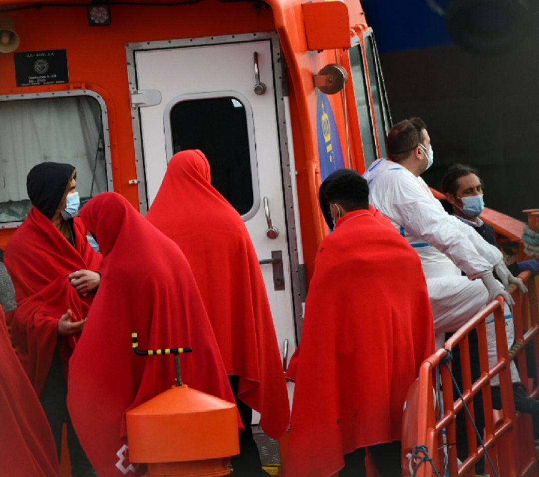 Inmigrantes interceptados en patera