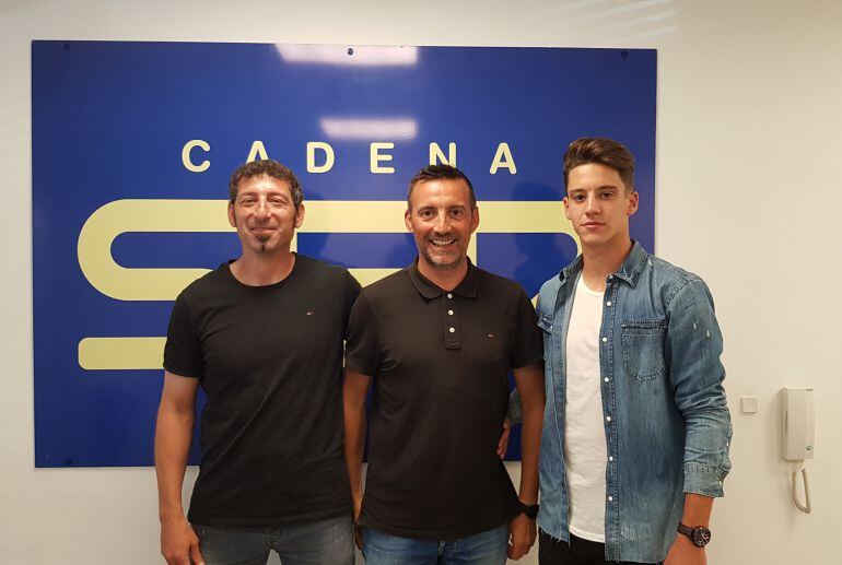 Antonio Moreno y Pedro Torres, entrenador y jugador del Hércules B, junto a Pedro Vera