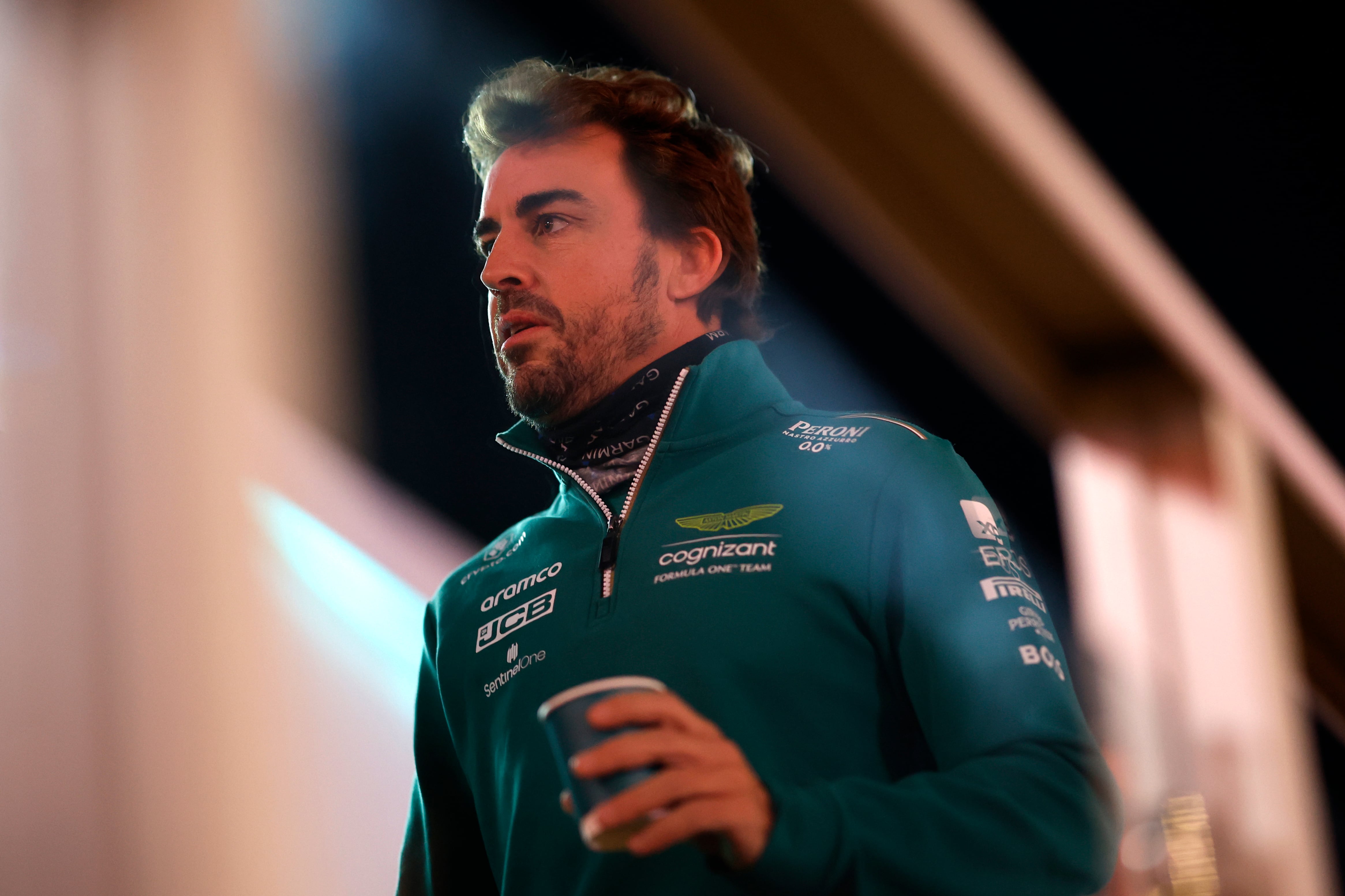 Fernando Alonso camina en el Paddock del GP de Las Vegas. (Photo by Chris Graythen/Getty Images)