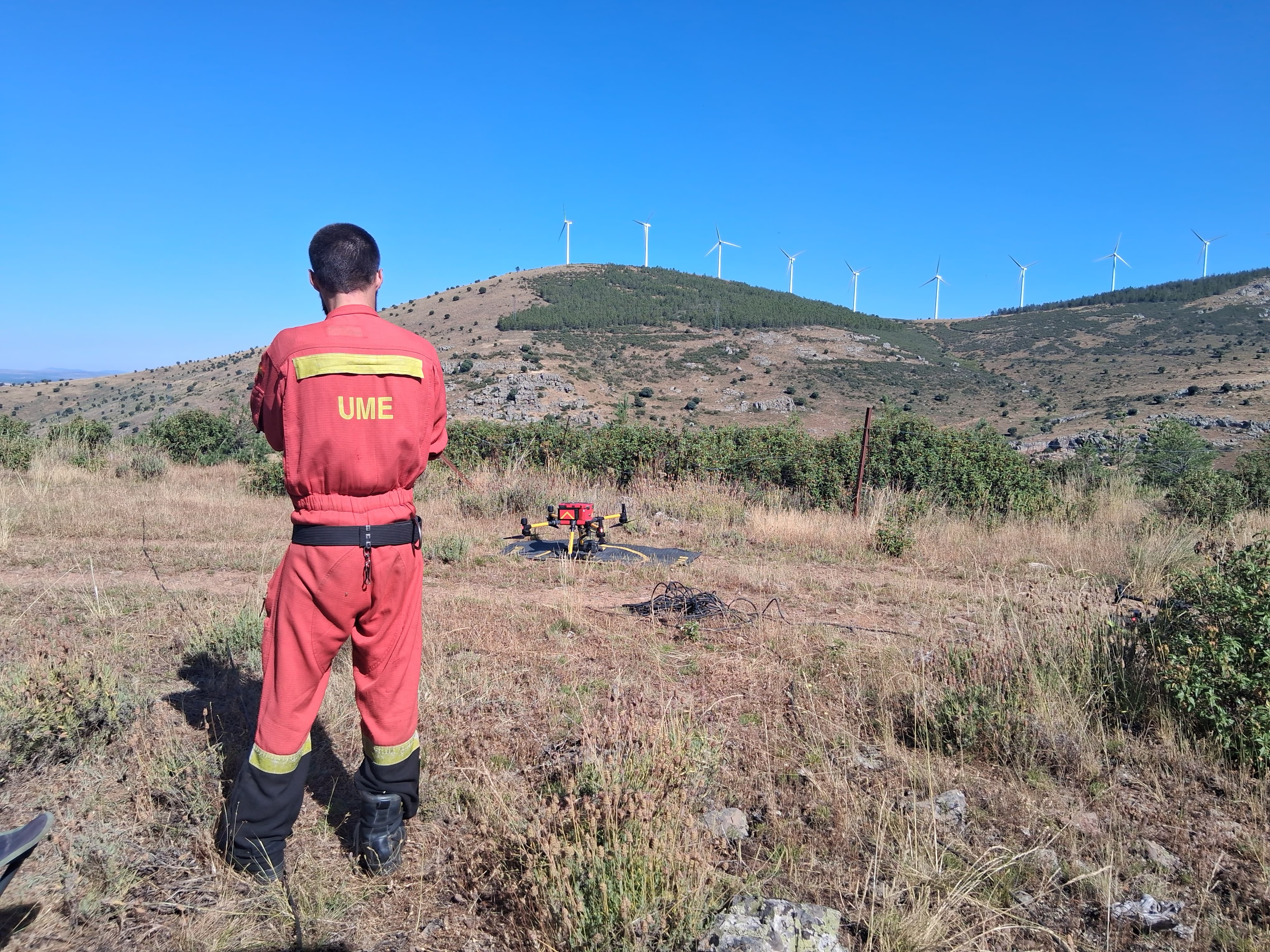 Despliegue de drones de la UME para analizar la tubería que trae el agua desde Serones a Ávila / Unidad Militar de Emergencias