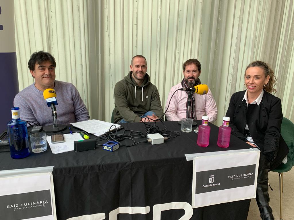 Paco Auñón (director y presentador de Hoy por Hoy Cuenca) junto a Nacho Ruiz, chef de Natura Bistró, y Daniel Peña e Inma López, de Escuela de Hostelería Natura.