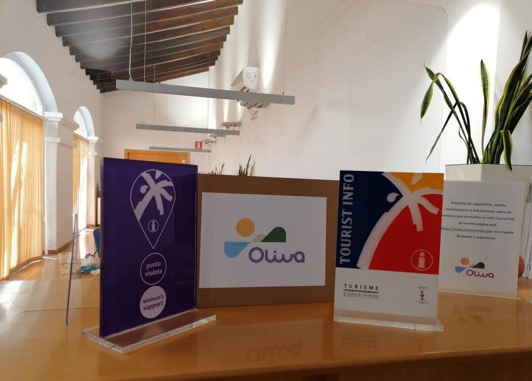 Oficina de Turismo de Oliva con el cartel de Punto Violeta