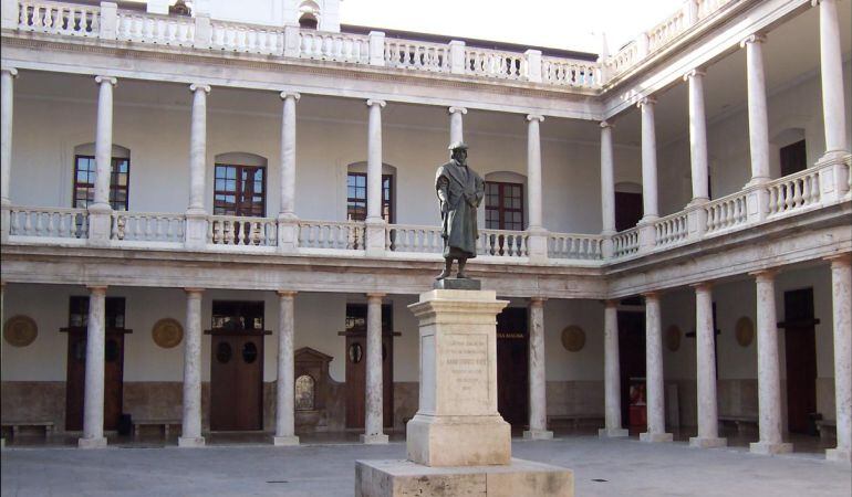 Estatua de Lluis Vives en el claustro de la Nau. 