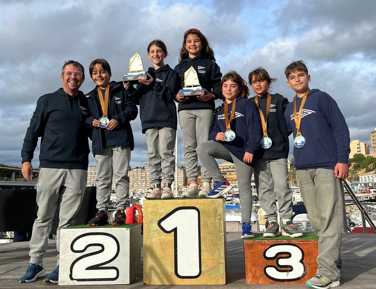 Els regatistes del CN Ciutadella amb els seus trofejos.