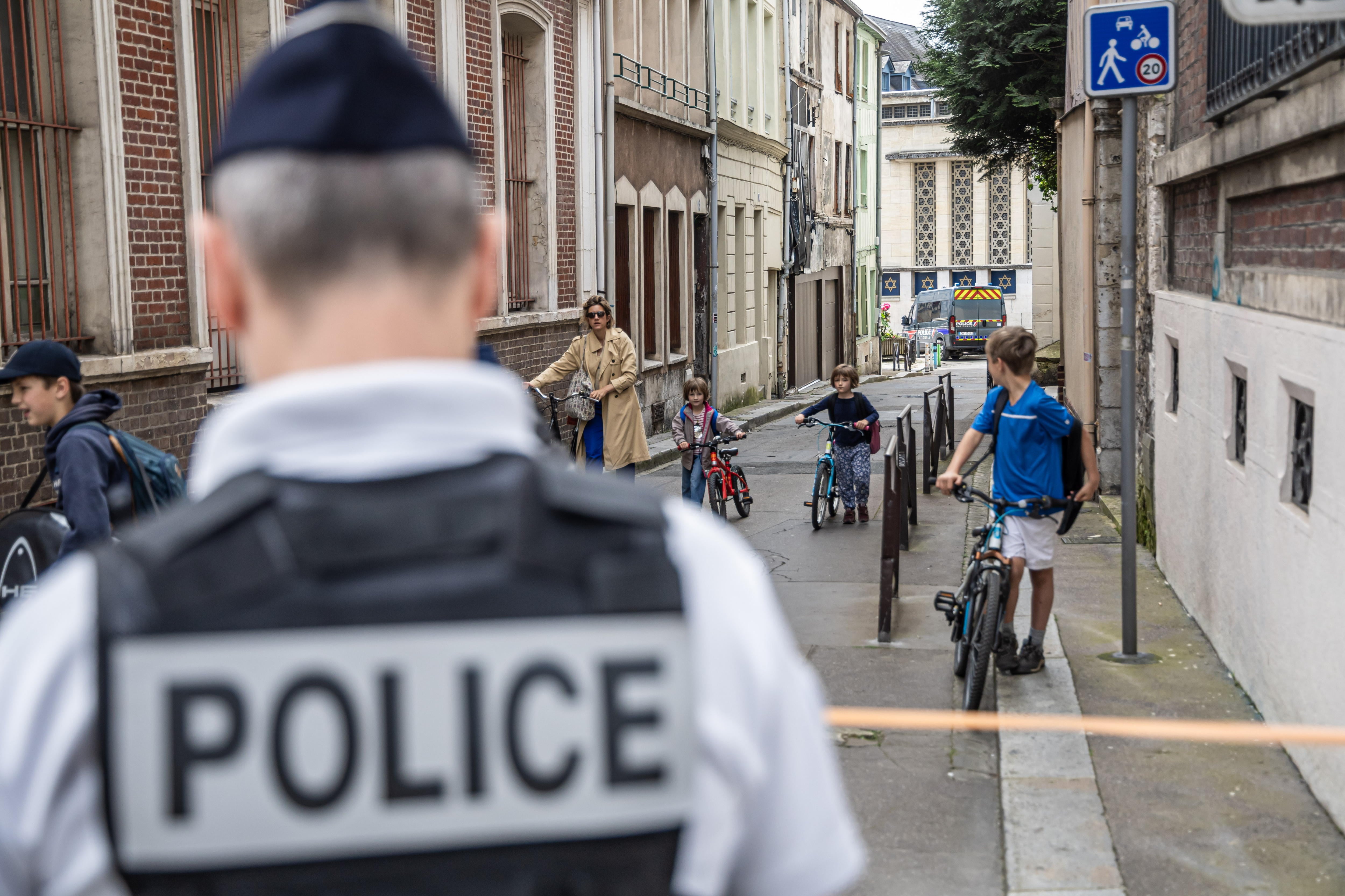 La policía francesa abate a tiros a un hombre que quería prender fuego a una sinagoga.