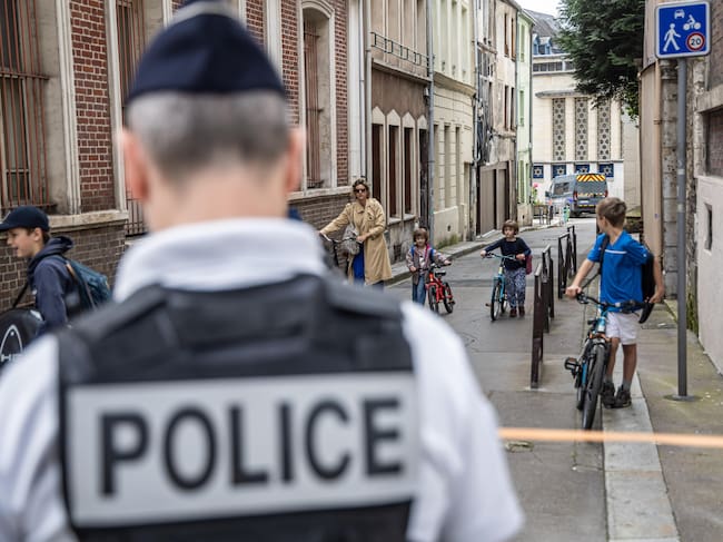 La policía francesa abate a tiros a un hombre que quería prender fuego a una sinagoga.