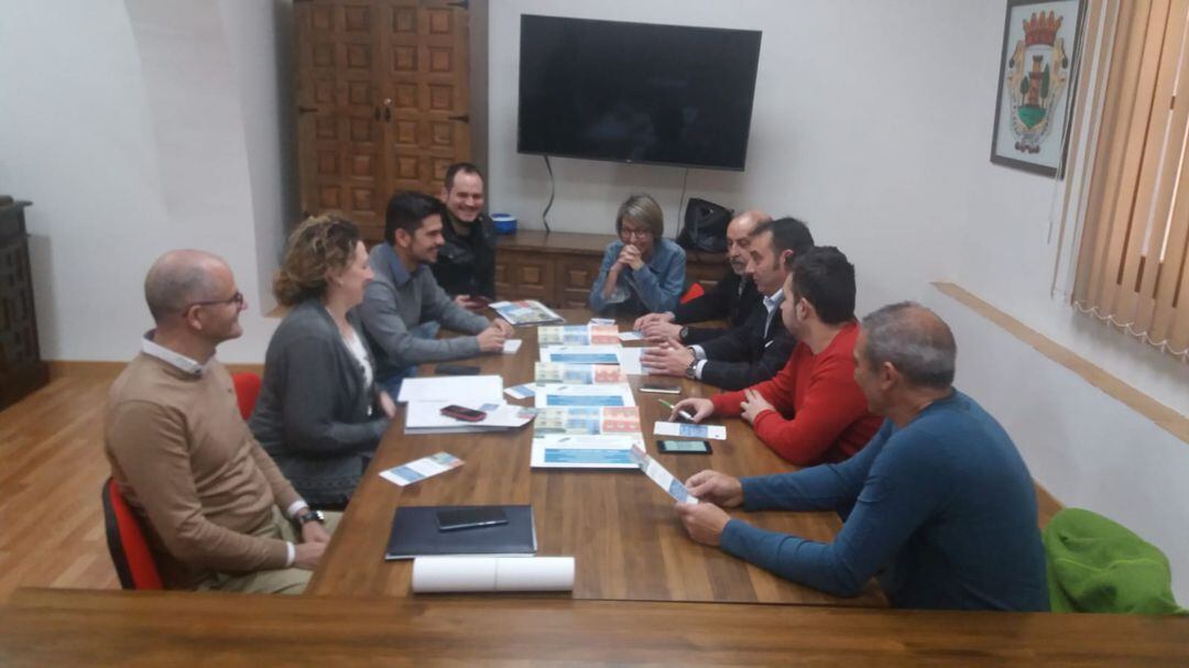Reunión entre comerciantes, técnicos de Avante y ayuntamiento