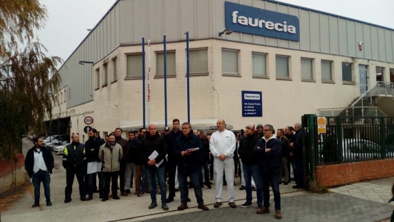 La plantilla de Faurecia, a las puertas de la fábrica de Burlada