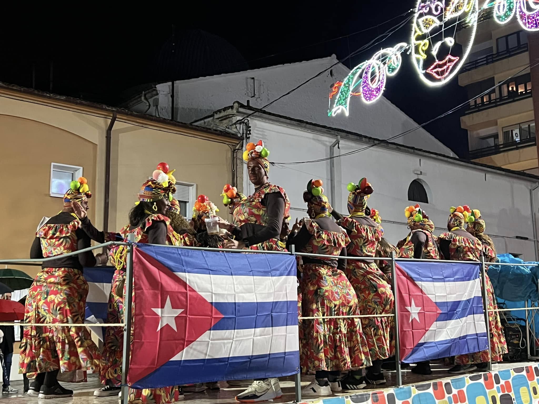 El grupo &#039;Arròs a la cubana&#039; se alzó con el primer premio del concurso de disfraces.