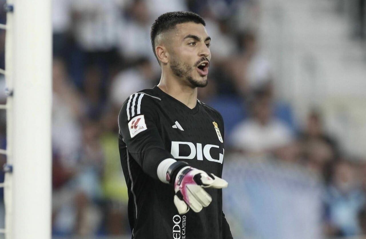 Leo Román, en la portería del Real Oviedo