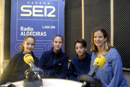 Alumnos del colegio San José Virgen de la Palma junto a su profesora Victoria Chaves.