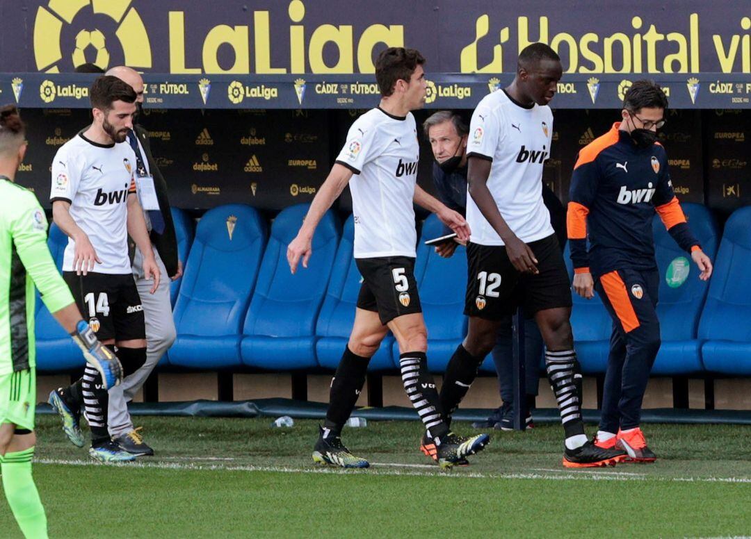 GRAF7464. CÁDIZ, El defensa francés Mouctar Diakhaby (2-d), del Valencia, abandona el terreno de juego junto a sus compañeros tras recibir supuestos comentarios racistas durante el partido de Liga en Primera División ante el Cádiz, este domingo en el esta