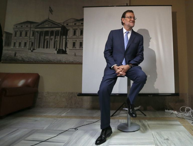 El presidente del Gobierno en funciones, Mariano Rajoy, posa para los medios gráficos en el Congreso.