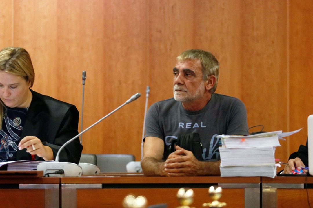 Manuel Alonso (camiseta verde), en el juicio por el homicidio de la mujer Lucía Garrido, que fue hallada sin vida en 2008 en la finca en la que residía de Alhaurín de la Torre.